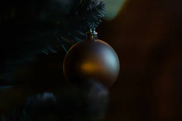 Рождественские украшения на ёлке на тёмном фоне — стоковое фото