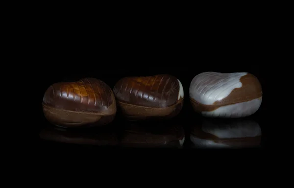 Tatlılar masada. Siyah arkaplanlı. Yüksek kalite fotoğraf