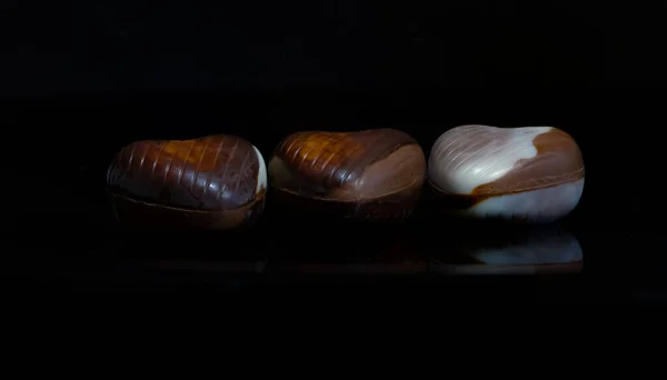 Tatlılar masada. Siyah arkaplanlı. Yüksek kalite fotoğraf