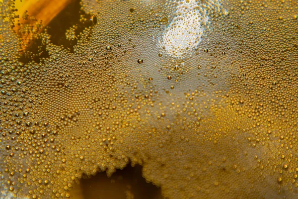 Makroda dökülen bir içeceğin kabarcıkları. Bulanık daireler. Yüksek kalite fotoğraf