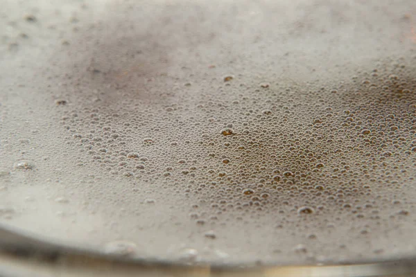 マクロに注がれた飲料の泡です 白い丸がぼけている 高品質の写真 — ストック写真