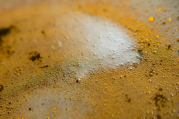 Köpüklü bira baloncuklarını makroda kapat. Bulanık daireler. Yüksek kalite fotoğraf