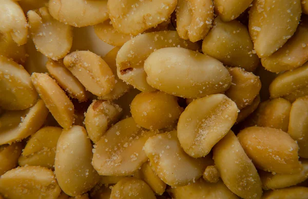 Kızarmış, soyulmuş ve tuzlanmış fıstık yakın çekim. Yüksek kalite fotoğraf