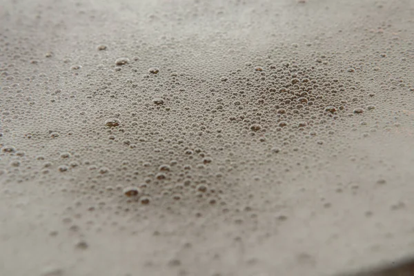 Makroda dökülen bir içeceğin kabarcıkları. Bulanık beyaz halkalar. Yüksek kalite fotoğraf