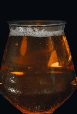 Siyah arka planda bir bardak. Tecrit için. Yüksek kalite fotoğraf