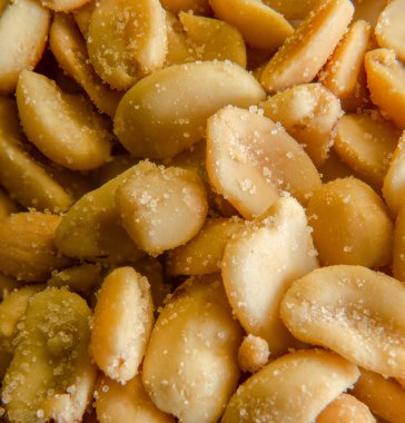 Sırtüstü izole edilmiş tek bir fıstık. Yüksek kalite fotoğraf