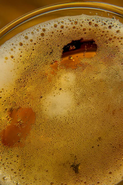 Nalanie Piwa Pianą Bąbelkową Szkle Tło Wysokiej Jakości Zdjęcie — Zdjęcie stockowe