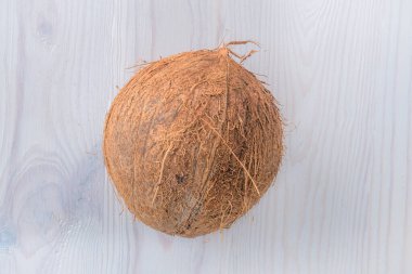 Beyaz ahşap arka planda taze hindistan cevizi. Yüksek kalite fotoğraf