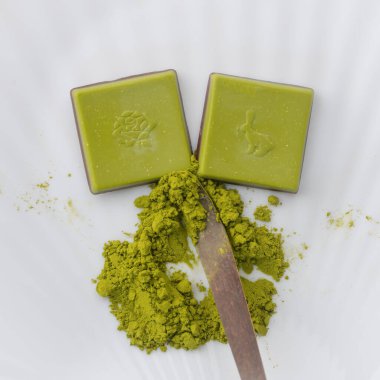 Japon kibrit yeşil çaylı yeşil çikolata. Beyaz Arka plan 'da izole edilmiş. Yüksek kalite fotoğraf