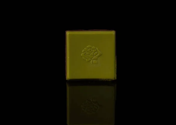 Sakura desenli Japon yeşil çikolatası. Siyah arka plan. Yüksek kalite fotoğraf