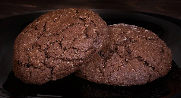 Siyah tabakta çatlaklar olan koyu buğday kurabiyeleri. Yüksek kalite fotoğraf
