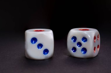 Siyah arkaplanda izole edilmiş dört oyun zarı. Yüksek kalite fotoğraf