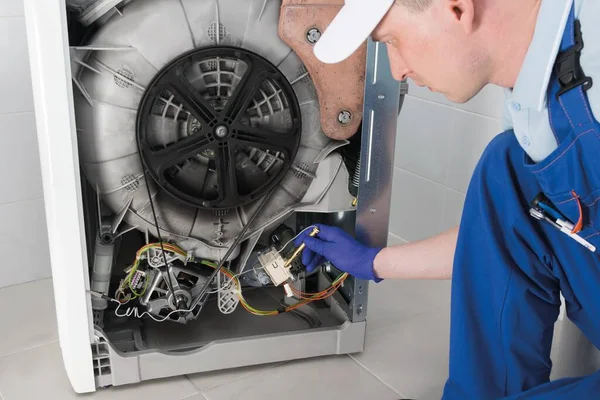 Trabalhador Reparação Diagnostica Máquina Lavar Roupa Sob Garantia — Fotografia de Stock