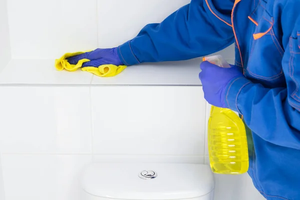 Ein Mitarbeiter Der Reinigungsfirma Wischt Die Fliesen Bad Mit Speziellen — Stockfoto