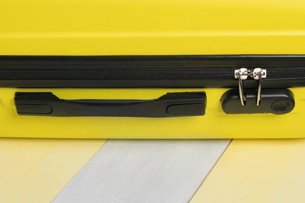 Sárga Szürke Háttér Egy Bőrönd Utazás Egy Hely Felirat Közelkép — Stock Fotó