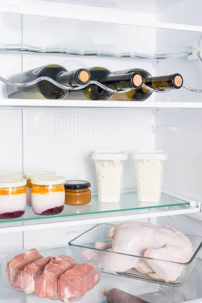 Вино Еда Полке Холодильнике — стоковое фото