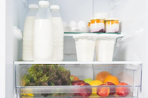 Milchprodukte Und Gemüse Aus Der Landwirtschaft Kühlregal — Stockfoto