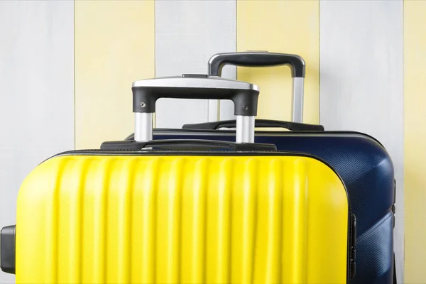 Világos Háttérrel Két Utazási Bőrönd Sárga Kék Közelkép — Stock Fotó