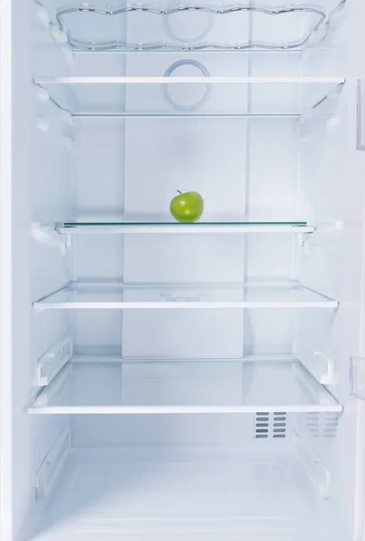 냉장고의 초록색 사과가 있습니다 — 스톡 사진