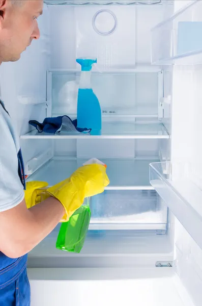 Прибирання Холодильника Чоловік Дезінфікує Скляні Полиці Спреєм — стокове фото