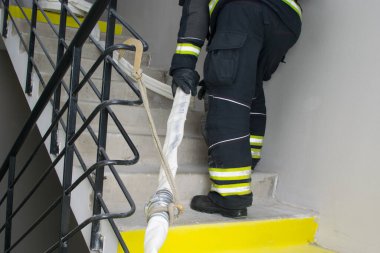 Su kaynağı için bir kol, bir hortum, ateş hattının büyük ağırlığını tutmak için ipli bir kanca yerleştirildi.