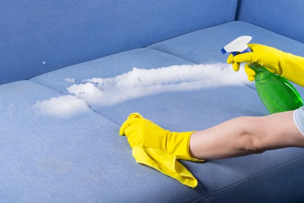 Specialist Beschermende Handschoenen Reinigt Vuile Sofa Oppervlak Met Schuim Een — Stockfoto