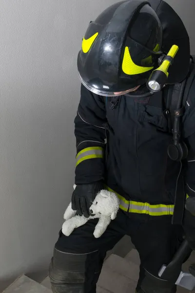 Bir Itfaiyeci Merdivenleri Tırmanır Elinde Oyuncak Bir Oyuncak Kapı Açmak — Stok fotoğraf