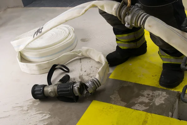 Tronco Attaccato Alla Manica Trova Sul Pavimento Cemento Accanto Piedi — Foto Stock