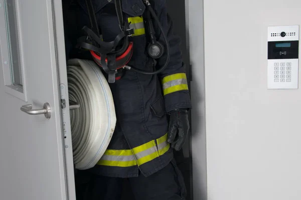 Pompiere Con Una Manica Esce Dalla Stanza Sul Lato Destro — Foto Stock