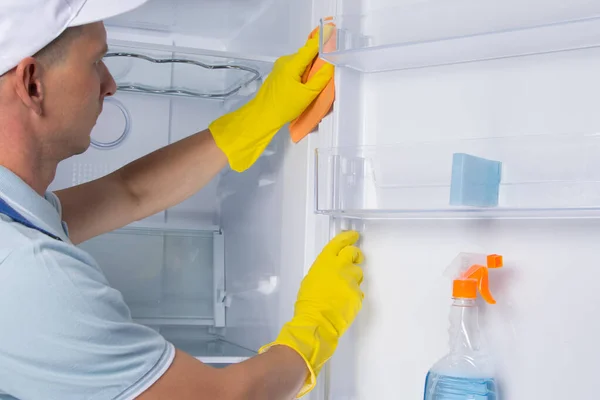 Ein Mann Vom Reinigungsdienst Schutzhandschuhen Ist Damit Beschäftigt Den Kühlschrank — Stockfoto