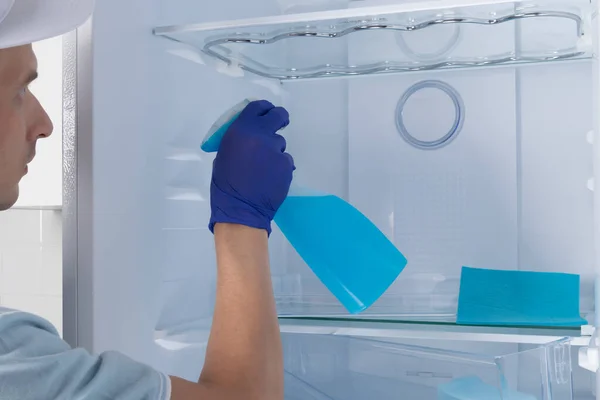 Beyaz Bir Buzdolabının Arka Planında Temizlik Servisinden Bir Adam Raflara — Stok fotoğraf