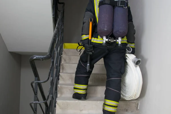 Visão Traseira Bombeiro Que Sobe Com Mangas Equipamento Machado Usando — Fotografia de Stock