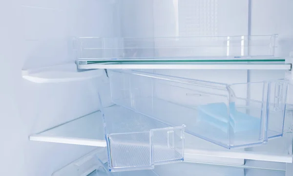 Parçalanmış Rafların Çekmecelerin Beyaz Bir Buzdolabının Içinde Yakın Plan Çekimleri — Stok fotoğraf