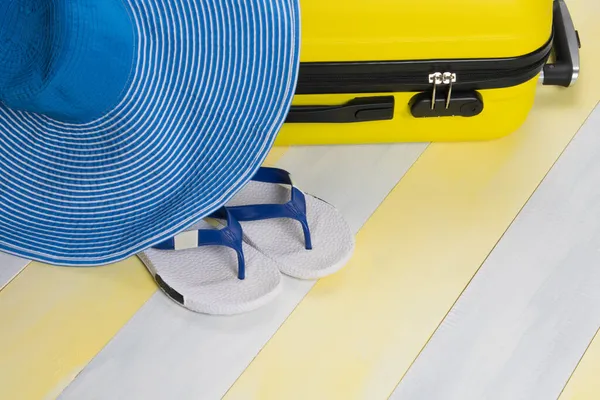 Sárga Szürke Háttérrel Utazáshoz Kikapcsolódáshoz Szükséges Tárgyakkal Bőrönddel Papucsokkal Kalapkal — Stock Fotó