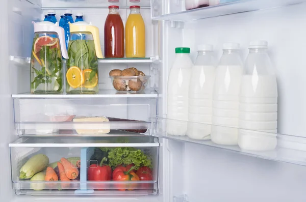 Фоне Открытого Белого Холодильника Полках Лежат Безалкогольные Напитки Еда Цитрусовый — стоковое фото