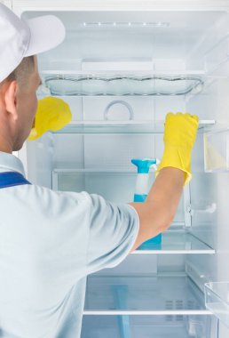 Buzdolabını bir kama şirketinin çalışanı yıkıyor.