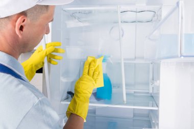 Buzdolabını bir kama şirketinin çalışanı yıkıyor.