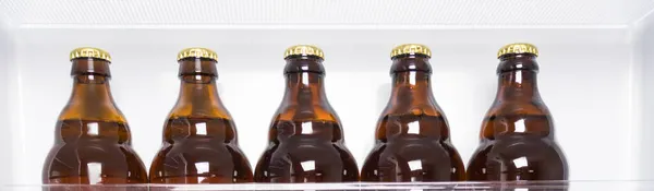 Много Пива Полке Холодильнике Закрыть — стоковое фото