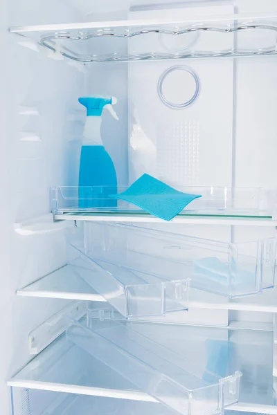 냉장고를 냉장고에 냉장고를 소독하는 세제를 선반에 놓는다 — 스톡 사진