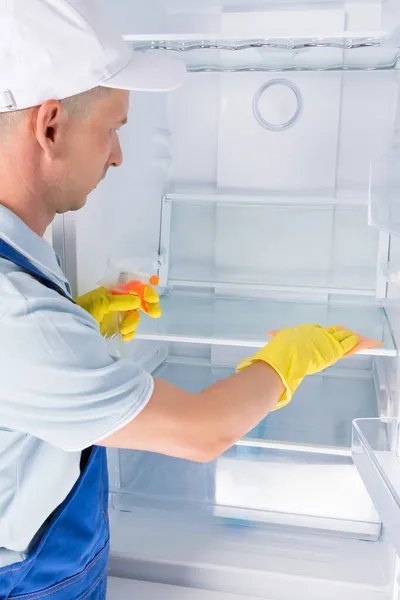 Bir Kama Şirketinin Çalışanı Tarafından Buzdolabının Dezenfekte Edilmesi Temizlenmesi — Stok fotoğraf