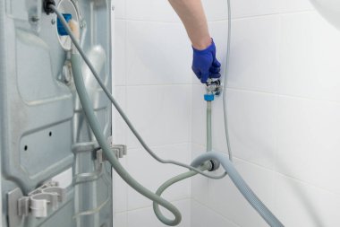 Banyoda bir çamaşır makinesinin kurulumu ve bağlantısı, servis