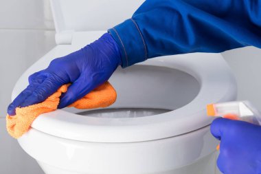 Tuvalet dezenfeksiyonu yakın çekim görüntüsü