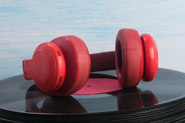 Kırmızı kulaklıklar eski bir plağın üzerinde.