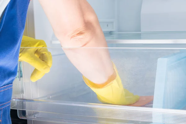Arbeiter Desinfiziert Und Wäscht Den Kühlschrank Rückansicht Nahaufnahme — Stockfoto