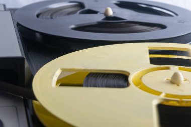 Müzik dinlemek için yakın plan, arka plan, manyetik filmli retro bobinler