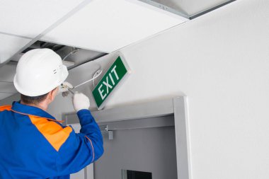Acil Tahliye Ustası bakım servisinden çıkıyor, uyarı sistemini tamir ediyor