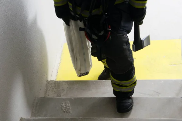 Egy Tűzoltó Elöl Aki Felszereléssel Fejszével Mászik Fel Belső Evakuációs — Stock Fotó