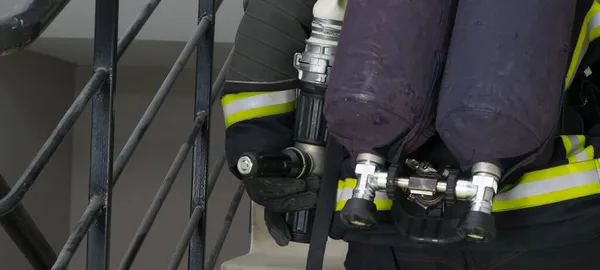 Close Brandweerman Met Ademhalingsuitrusting Een Onbruikbare Omgeving Brandblussers — Stockfoto