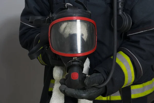 Bombeiro Colocou Uma Máscara Respiratória Brinquedo Uma Criança Ursinho Pelúcia — Fotografia de Stock