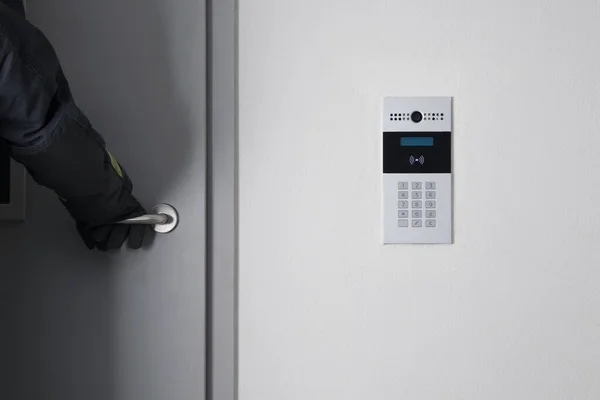 Elektroniczny Zamek Monitoringiem Wideo Ręka Strażaka Próbuje Otworzyć Drzwi — Zdjęcie stockowe